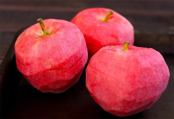 Яблоки с розовой мякотью 